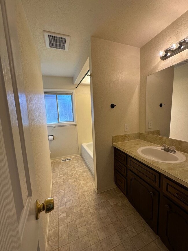 Building Photo - 3 Bedroom 2 Bathroom Single Story Home