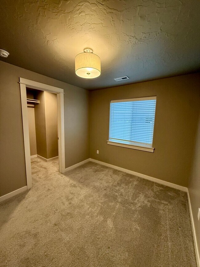 Building Photo - 518 Belville Pl