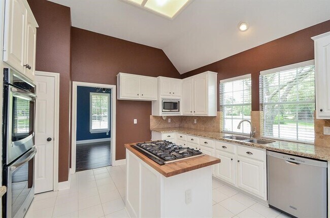 Building Photo - 1723 Crescent Green Dr