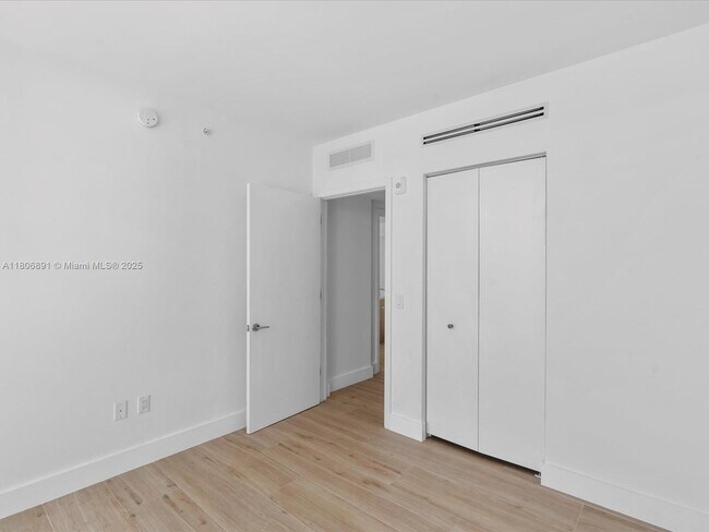 Building Photo - 9901 W Bay Harbor Dr