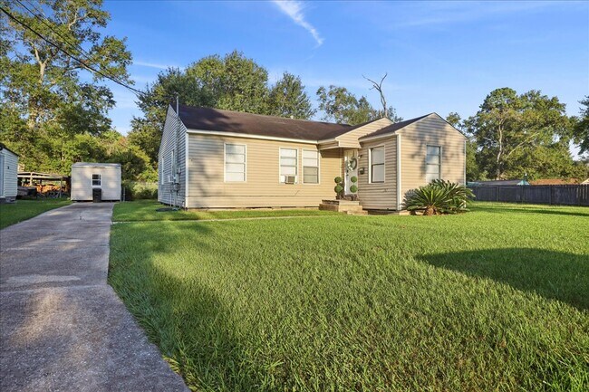 Building Photo - 1010 West Dr