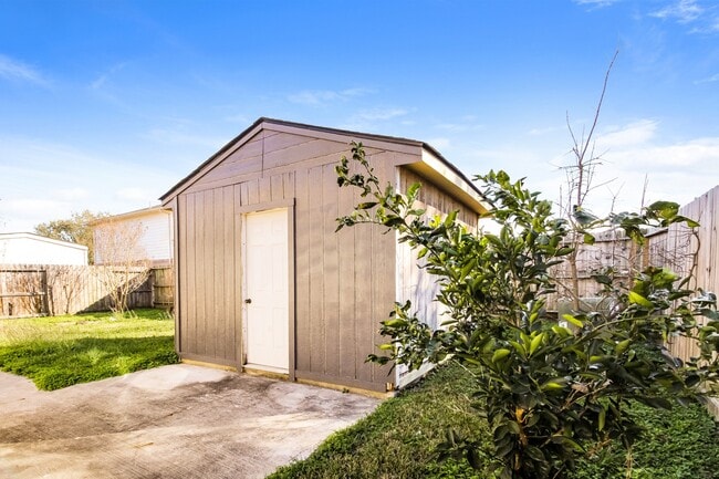 Building Photo - 4342 Lakewood Dr