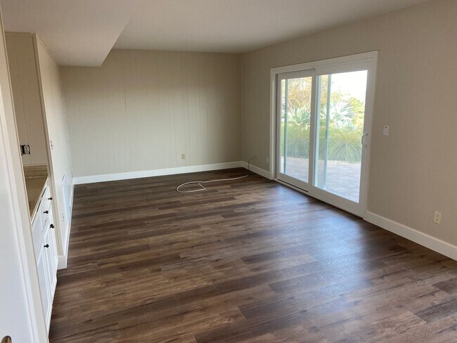 Building Photo - Updated 5 Bed, 3 Bath in Lomas Santa Fe Hi...