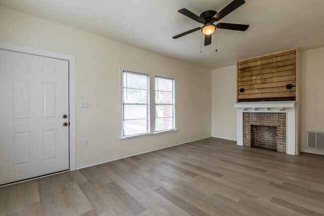 Building Photo - 515 N 15th St