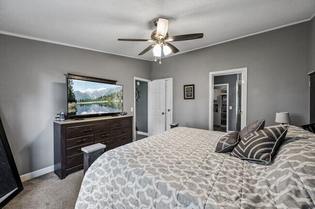 Building Photo - Stunning Rambler on Acreage with Lake Shor...