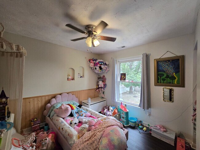 Building Photo - 111 Greentree Dr