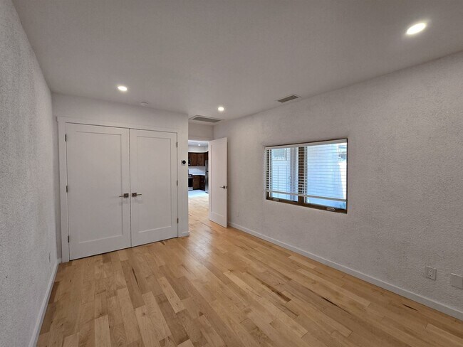 Building Photo - 1708 Cam Peralta