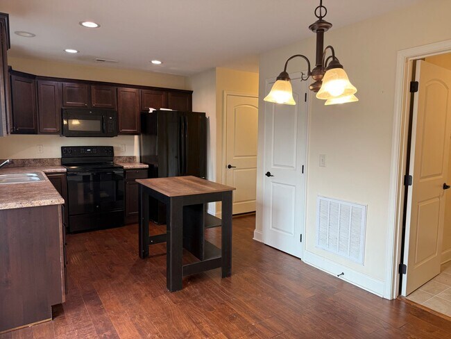 Building Photo - Tri level 2 bed, 2.5 bath Condo! Lakeridge School District.