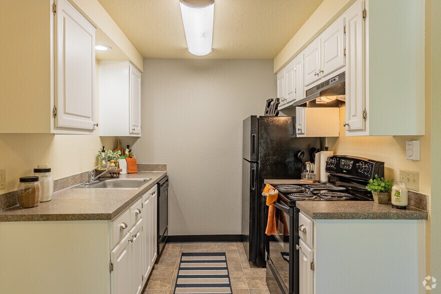 2BR, 1BA - 900 - Kitchen - Woodbrook Apartments