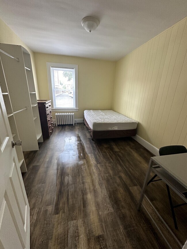 Building Photo - 906 Gompers Ave