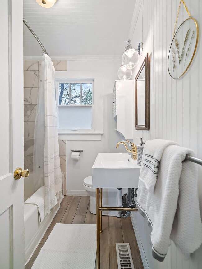 Building Photo - 2ND East Drive-SI ID1496103P