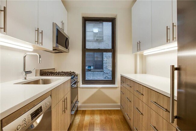 Building Photo - 425 Central Prk W