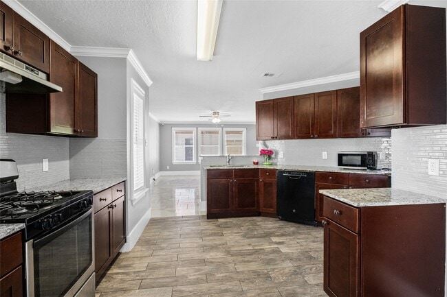 Building Photo - 2811 Oakland Brook St