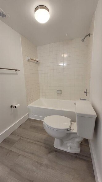 Building Photo - 2851 N Oakland Forest Dr