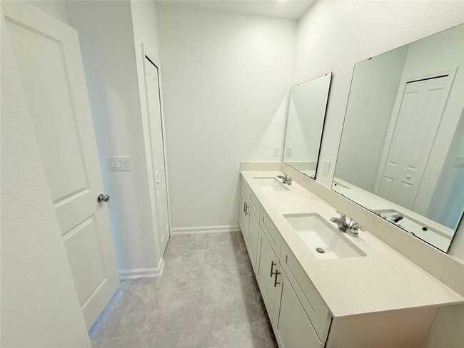 Building Photo - 5757 Gingham Dr
