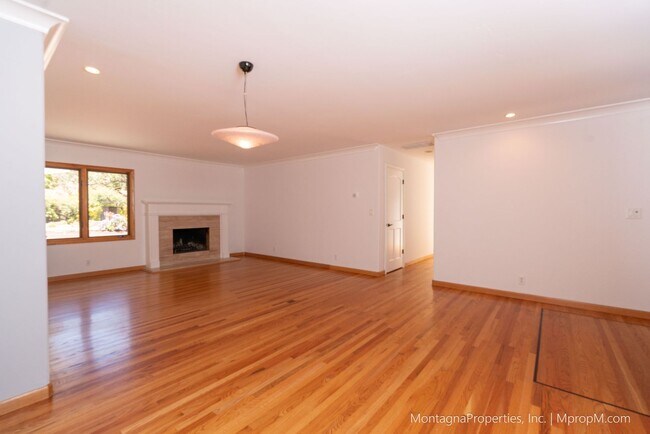 Building Photo - Beautiful, meticulously updated and  maint...