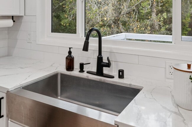 Building Photo - Updated Woodland Estates Home