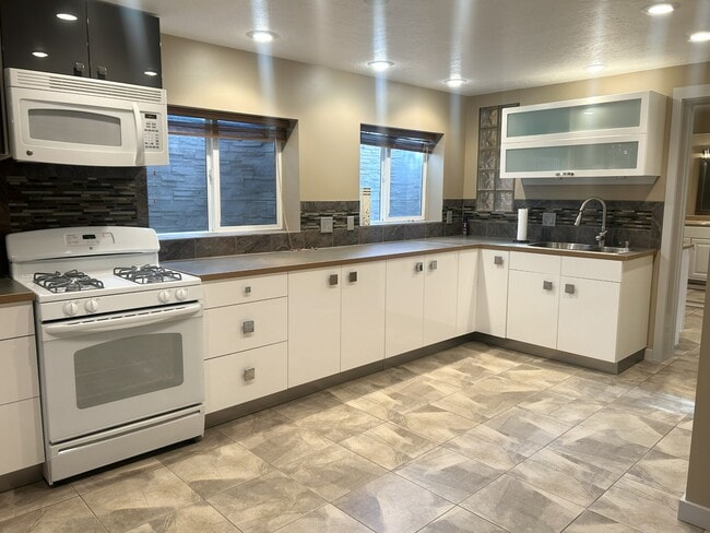 Building Photo - 1094 Gravel Hills Dr