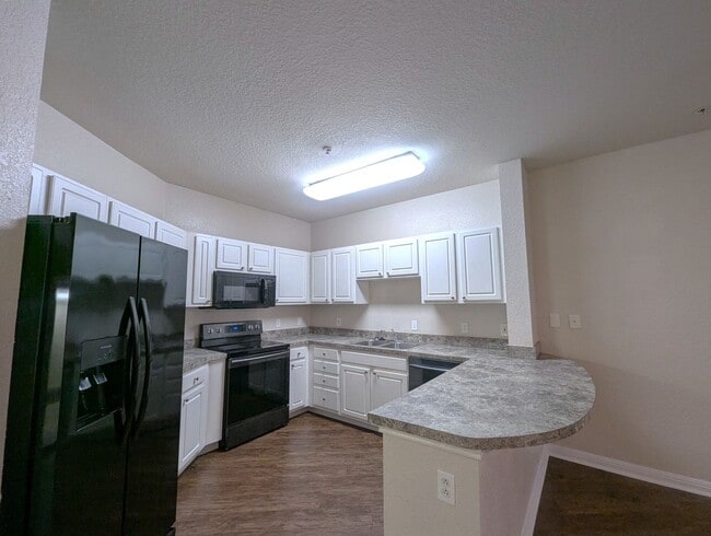 Primary Photo - Huge Studio Unit 785 square feet! Updated,...