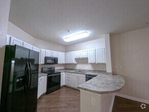 Building Photo - Huge Studio Unit 785 square feet! Updated,...