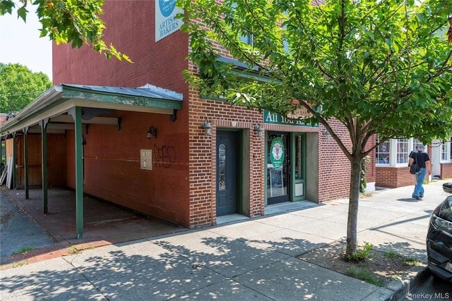 Building Photo - 308 Main St