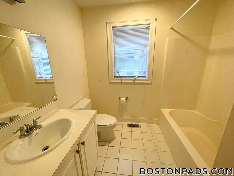 Building Photo - 128 Hillside St