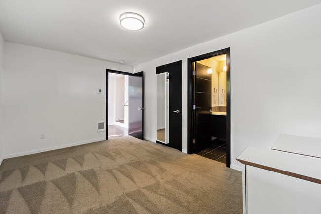 Building Photo - 2010 S Judkins St