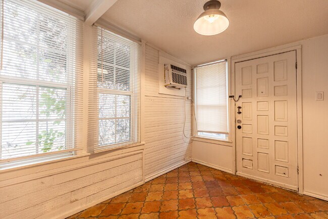 Building Photo - 426 W Woodlawn Ave