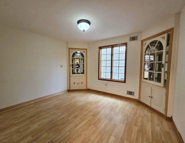 Building Photo - 911 80th St