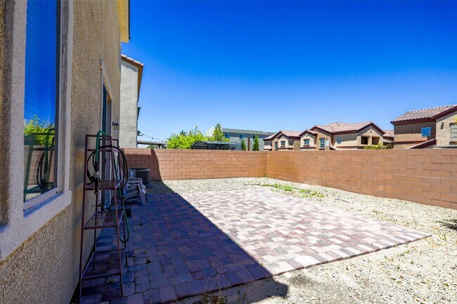 Building Photo - 4 Bed, Beauty With First Floor Bed And Full Bath