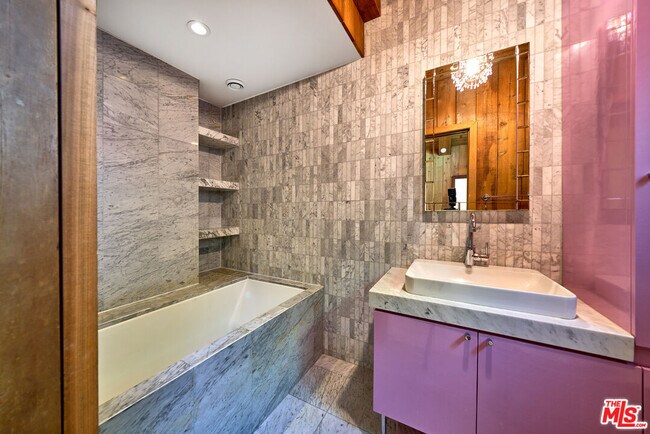 Building Photo - 201 S Larchmont Blvd