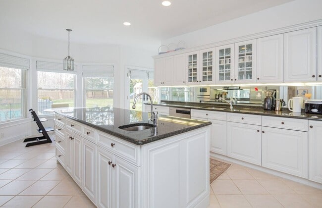 Building Photo - 15 S Hill St