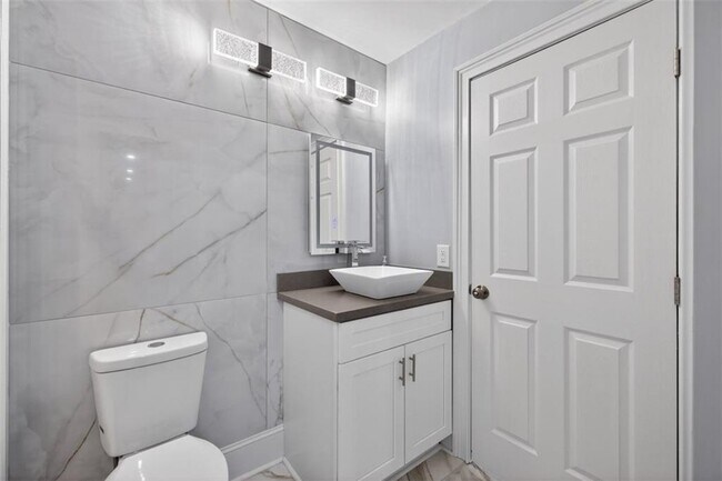 Building Photo - 1074 Peachtree Walk NE