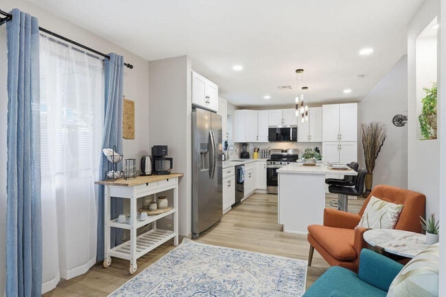 Building Photo - 7926 W Dahlia Dr