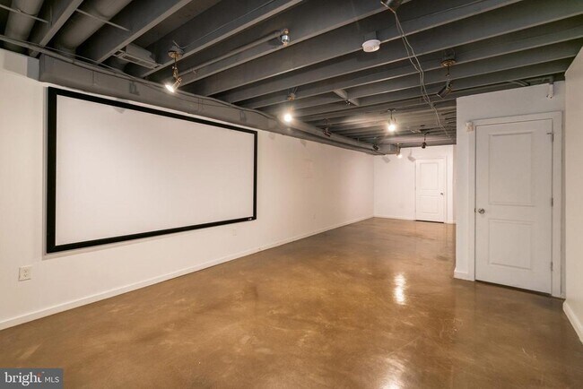 Building Photo - 2027 E Huntingdon St