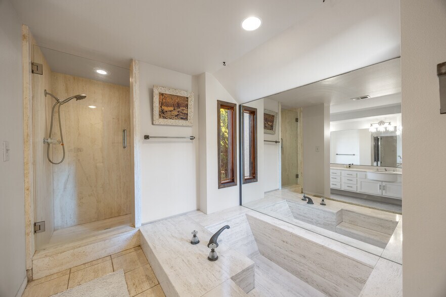 Building Photo - 17645 Rienzi Pl