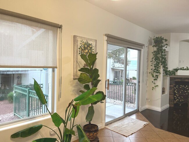 Building Photo - Remodeled, first floor 1428 sq ft, 2 bed+ ...