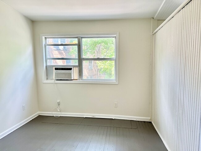 Building Photo - 4 Bed + 2 Bath - Pets Welcome! Parking!