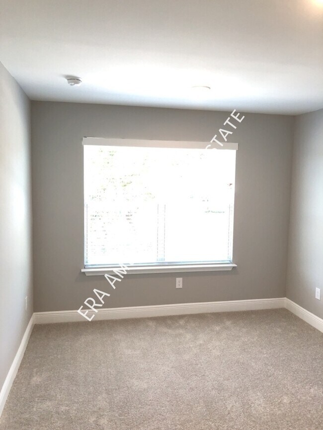 Building Photo - 999 Skylark Rd