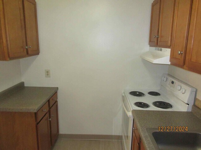 Building Photo - Available May 2026 Germantown -Two Bedroom lower includes off street parking