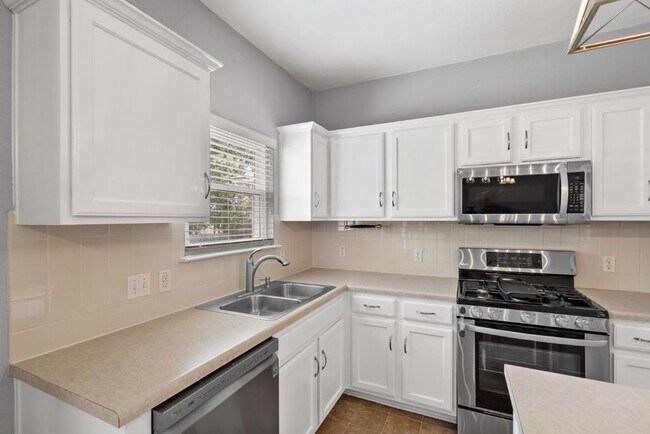 Building Photo - 2704 Greenlee Dr