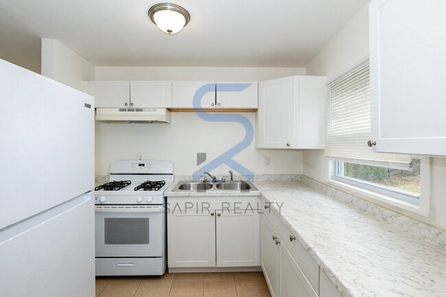 Building Photo - Move-In Ready 3BR in the Established Adamsville Community