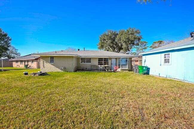 Building Photo - 9630 Glenwood Forest Dr