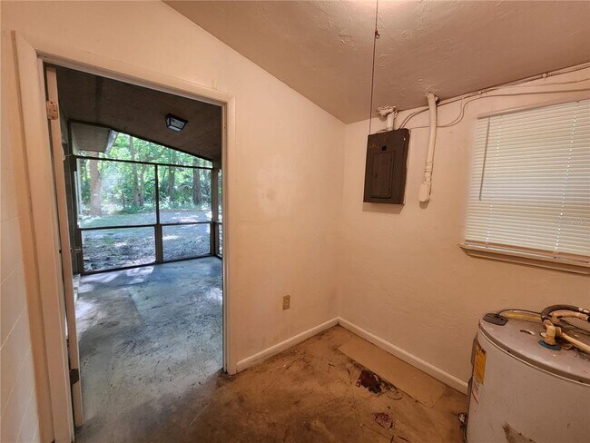Building Photo - 208 NE 7th Pl