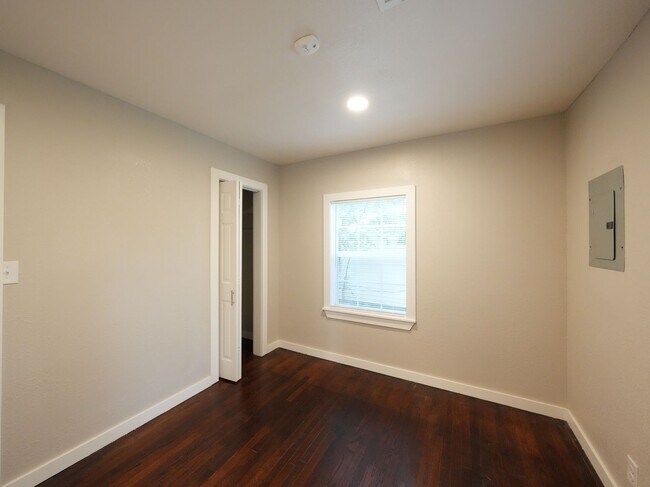 Building Photo - Tulsa 2 Bedroom Gem! Available for immedia...