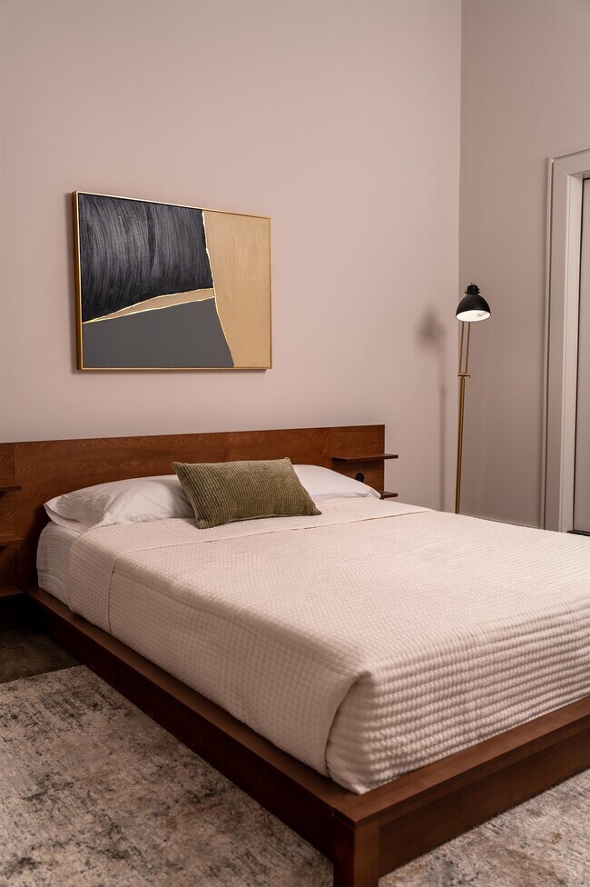 Building Photo - 612 W 8th Ave