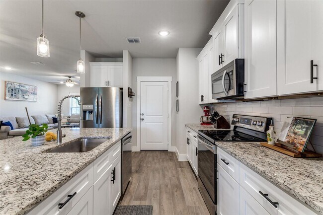 Building Photo - Beautifully Updated 3 Bed, 2.5 Bath in Pea...