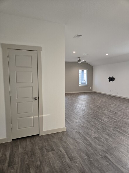 Building Photo - 3555 Crestfield Ln