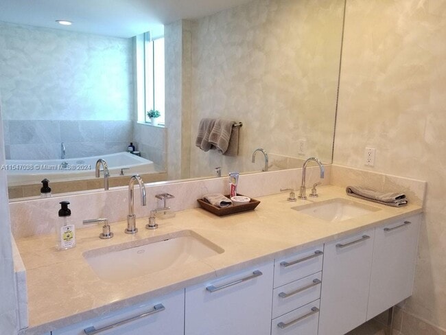 Building Photo - 17001 Collins Ave