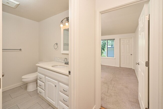 Building Photo - Large 2 Bedroom Condo in Bellevue - Near M...